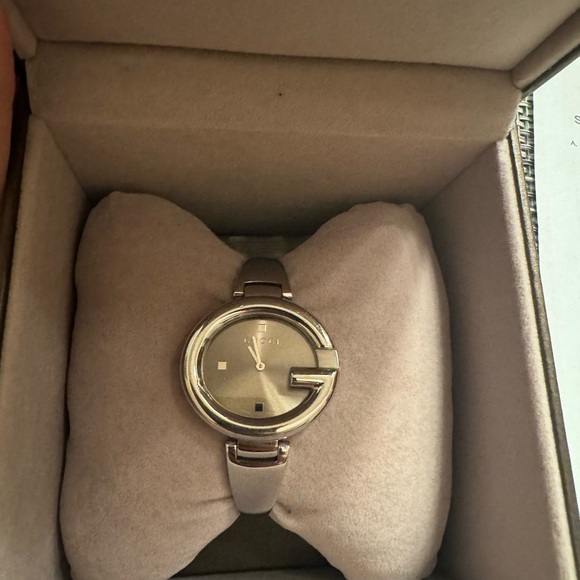 Gucci watch in good condition.Some scratches, battery need to be changed.box - Picture 2 of 6